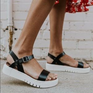 MIA Leanna Platform Sandals in Black (Size 7)